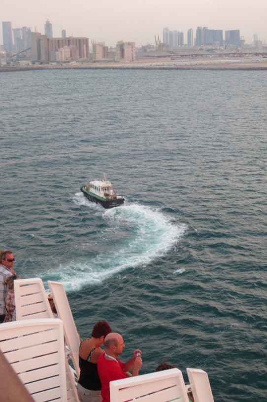  - Abu Dhabi - Geleit bei der Ausfahrt im Persischen Golf