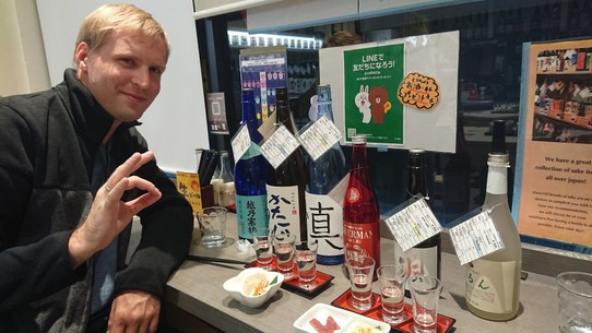 Japan - Narita - Nach sorgfältiger Verkostung nehmen wir nur die besten Flaschen Sake mit. 