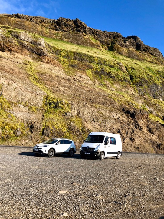 Island - Snæfellsbær - Und auf der anderen Seite des Parkplatzes geht es mega steil hinauf... 😀👍