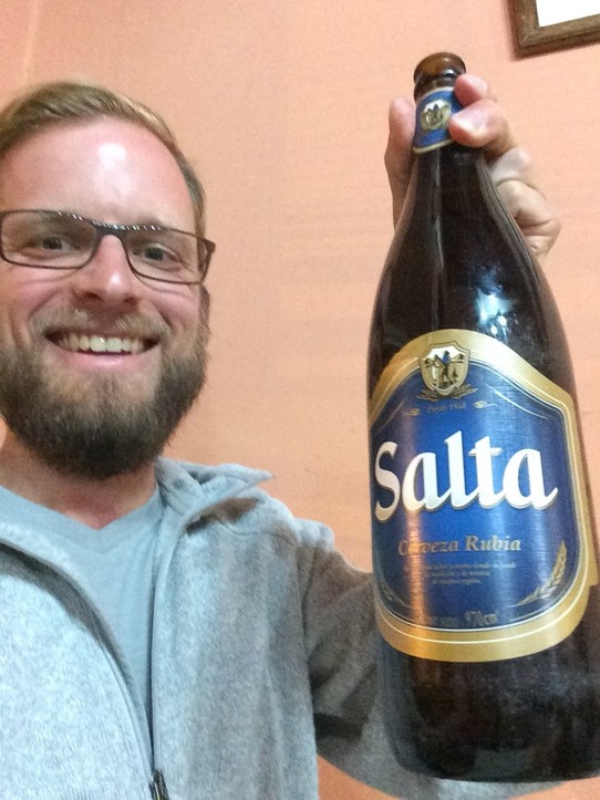 Argentinien - Capital - Salta - Testen der lokalen Brauereiprodukte in angemessener Flaschengröße ;)