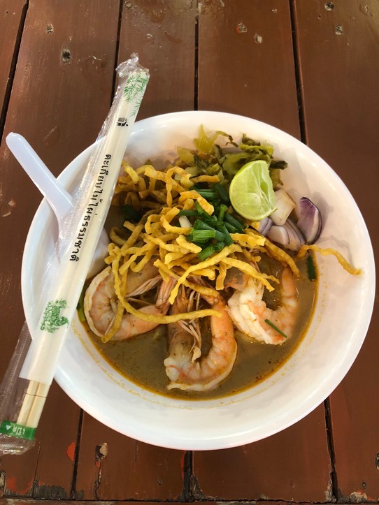Thailand - Chiang Mai - Typisch Chiang Mai‘Khao Soy‘ am Anusarn Market
Eine Nudelsuppe mit Gemüse und Shrimp