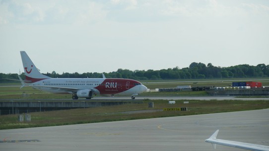 Deutschland - München-Flughafen - Das ist die Maschine nach Kos  Boeing 737-800 (winglets)