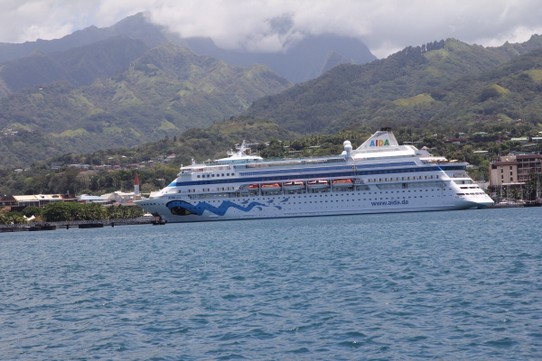 Französisch-Polynesien - Papeete - Die Aida Liegt traumhaft im Hafen