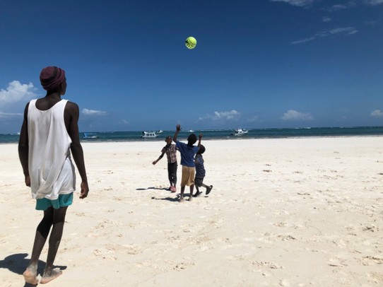Kenia - Diani Beach - Für einen kleinen Moment haben sie alles vergessen und konnten spielen, toben, lachen