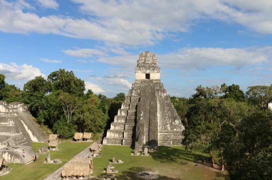 Guatemala - Tikal - Frontalansicht - von allen Seiten ein Augenschmaus...
