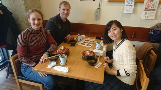 Japan - Shinjuku - Treffen mit unserer Freundin Ayaka zum besten Sushi bisher. Solche Läden findet man nur mit Einheimischen!