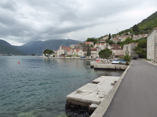 Montenegro - Kotor - Die Promenade in Perast