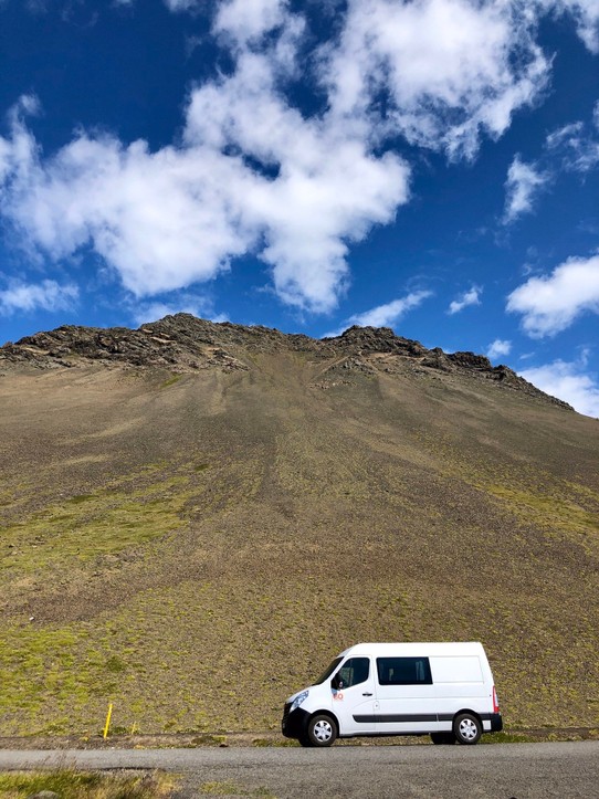 Island - Snæfellsbær - Schon witzig, wie hier die Parkplätze und Haltebuchten in die Landschaft eingebettet sind. 😃👍