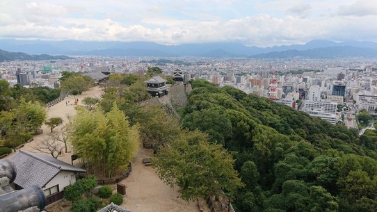 Japan - Matsuyama - Von der Burg im Zentrum der Stadt hat man einen Blick auf die majestätischen Berge