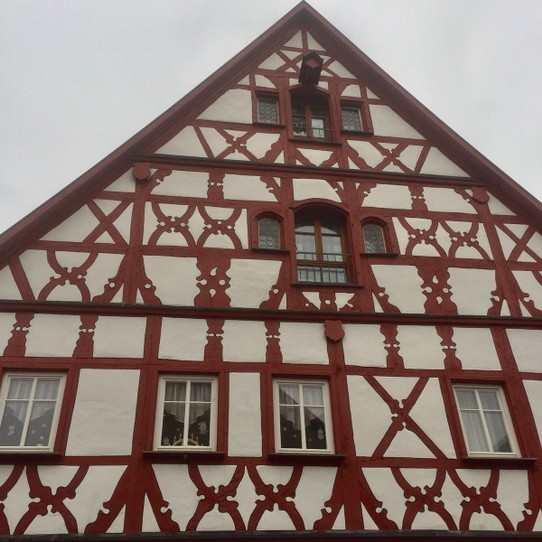 Deutschland - Rothenburg ob der Tauber - Fachwerkhaus mit Galgen. Bäckerei seit dem 15. in Familienbesitz.