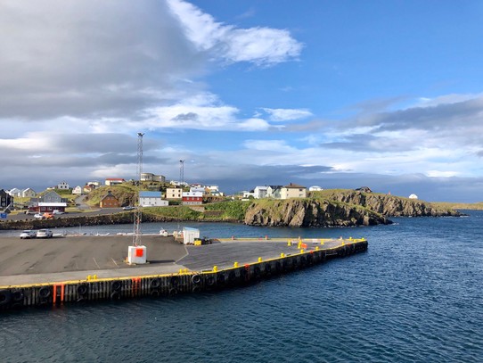 Island -  - So! 9 Uhr. Los geht es... Blick auf den Hafen von Stykkishólmur!