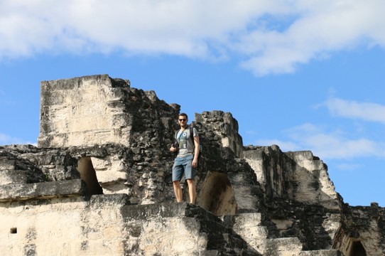 Guatemala - Tikal - Stephan auf den Ruinen...