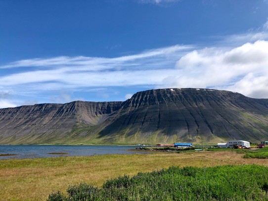 Island - Ísafjörður - Die Landschaft mit den hohen, schroffen Bergen zu beiden Seiten ist wirklich wieder sehr beeindruckend...