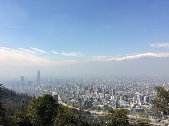 Chile - Santiago - Vom Hausberg aus erahnt man die Anden, die gewaltig aufragen, durch den Smog