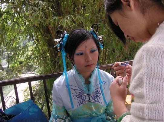 China - Chongqing - Die Braut wird geschmückt