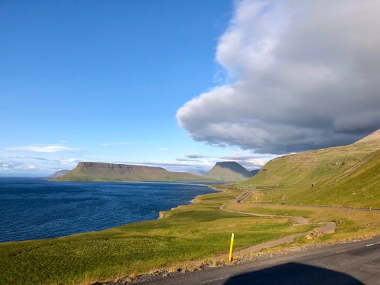 Island - Snæfellsbær - Und um zehn Minuten nach acht halte ich Ausschau nach meinem Kirkjufell und denke: „Da hinten muss er irgendwo kommen. Die Berge da hinten sehen ihm ja schon sehr ähnlich...