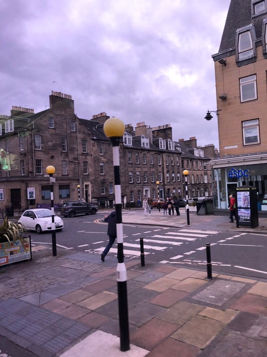 Vereinigtes Königreich - Edinburgh - Auch eine Form von Ampel, diese runden Bälle auf den Stangen. Blinken automatisch, wenn ein Fußgänger den Zebrastreifen betritt. Autos müssen dann halten. (Wobei... müßten die das nicht auch so?)