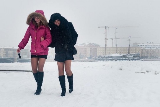 Russland - Sankt Petersburg - Frozen Neva, Russian women are not afraid of the cold, Photo kool3p