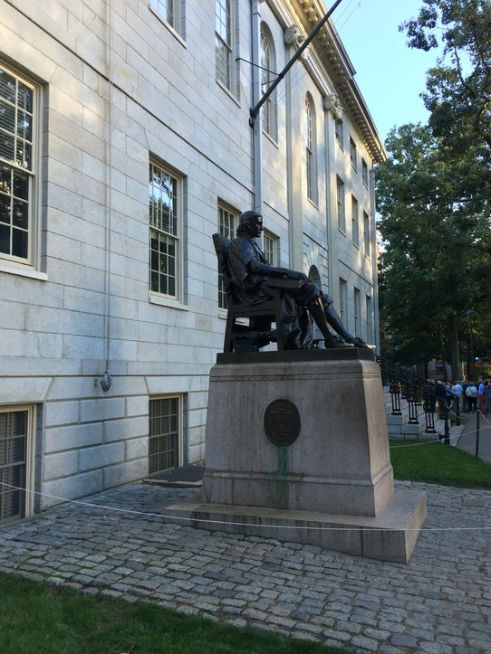  - Vereinigte Staaten, Boston - Die Statue des Namensgeber und großen Gönner der Universität (nicht aber der Gründer) John Harvard
