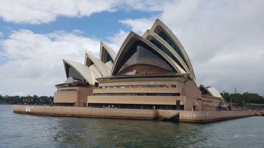 Australia - Sydney - Opera House von der Wasserseite.