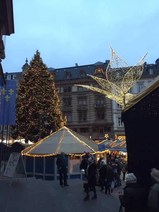 Deutschland - Ludwigshafen - Weihnachtlicher Sternschnuppenmarkt