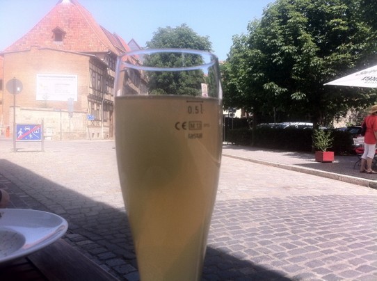 Germany - Wernigerode - Quedlinburg: Apfelsaftschorle aus 0,5l-Gläsern; bei >30 Grad durchaus die richtige Gläsergröße.