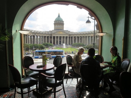 Russland - Sankt Petersburg,  - Café Singer schöner Blick auf die Kasanische Kathedrale, Kuchen, und Late Macchiato,  hmmm
