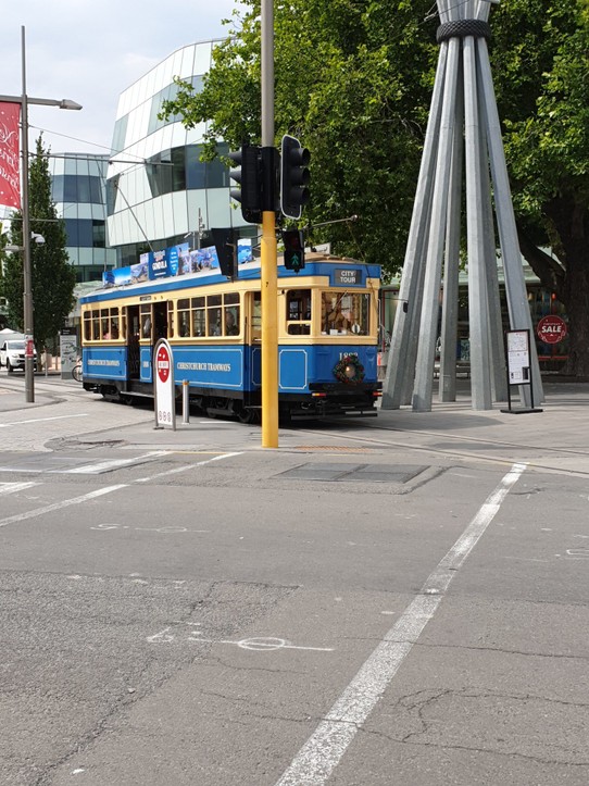 Neuseeland - Christchurch - Die traditionelle Tram, welche ihre Fahrgäste durch die ganze Innenstadt transportiert. Wenn man mag, inkl. Reisekommentator.. 