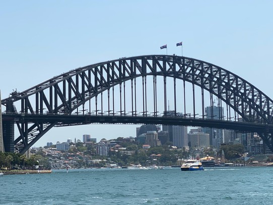 Australien - Sydney - Wanderer zuobert auf der Harbor Bridge