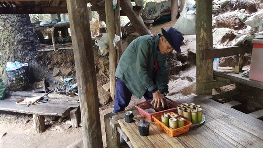 Thailand - Ban Luang - Nach der Erfrischung erwartet uns ein frisch gerösteter Kaffee aus Bambusbechern 