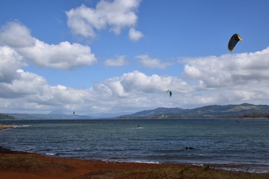 Costa Rica - Tilarán - Unser Endziel für den Tag die andere Seite der Laguna de Areal. Hier gibt es ein Wind.- und Keitsurfcenter, zwischen November und März gehört dieser Ort zu den Weltbesten Wind-Surf-Gewässern.