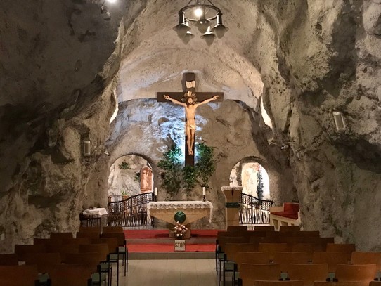 Ungarn - Budapest - Hauptgrund | Felsenkirche | Altar | Crucifix 