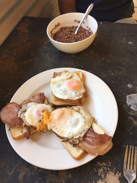Australien - Minilya - Unser Frühstück: entweder Toast mit Bacon und Ei oder Cornflakes 