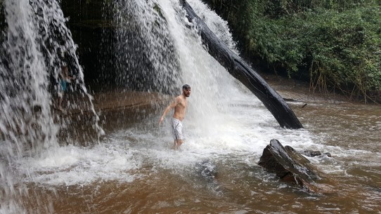 Thailand - Ban Luang - Ziemlich dick ist er geworden.  Short break for shower....
