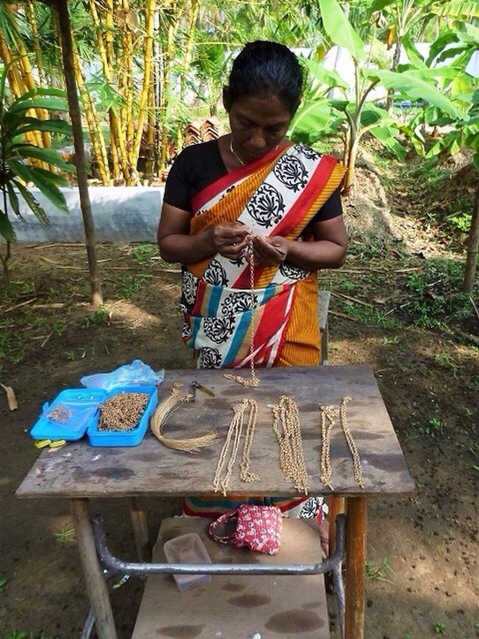 Indien - Kochi - Aus Kokoswolle werden Ketten gehäkelt 