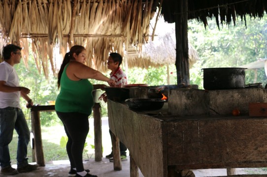 Guatemala - El Zotz - Unsere Köchin im Camp mitten im Dschungel - wir nannten sie intern auch "Big Mama" 