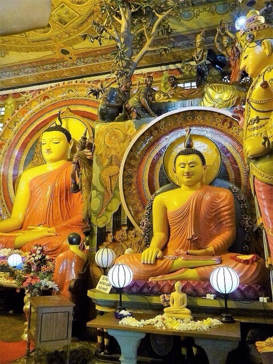 Sri Lanka - Colombo - 4m hohe Budda's im Haupttempel 