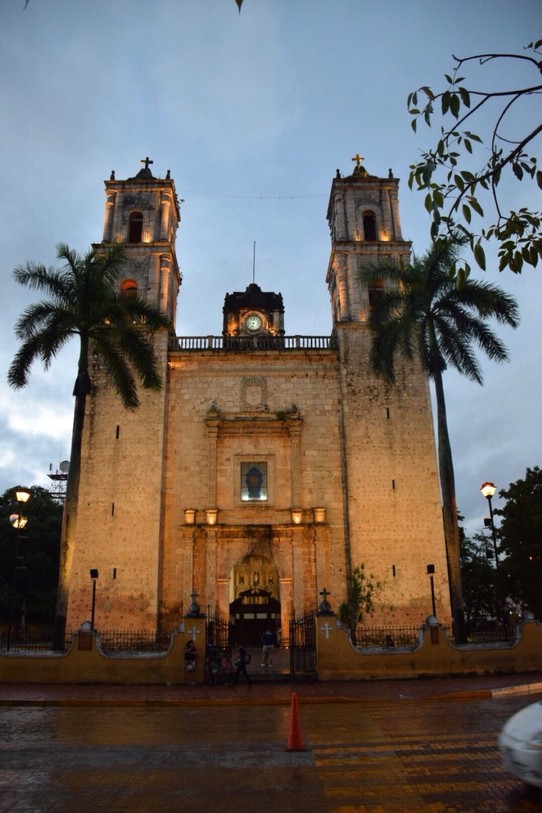 Mexiko - Valladolid - Gute Nacht aus Valladolid mit einem Blick auf die Kirche San Gervasio 