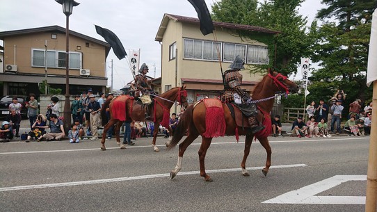 Japan - Aizu-Wakamatsu - Die historische Kavallerie reitet der Parade voran. 