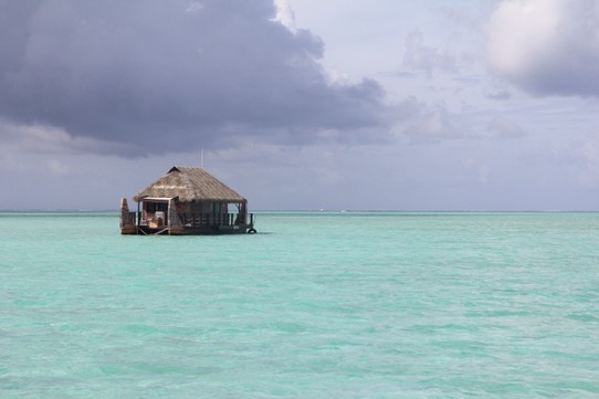 Französisch-Polynesien - Bora-Bora - Ein einsames Hausboot im Schnorchelgebiet