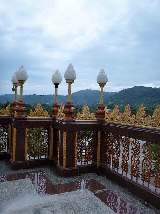 Thailand - Chalong - In der Mitte auf dem Hügel kann man den Big Budda erahnen 
