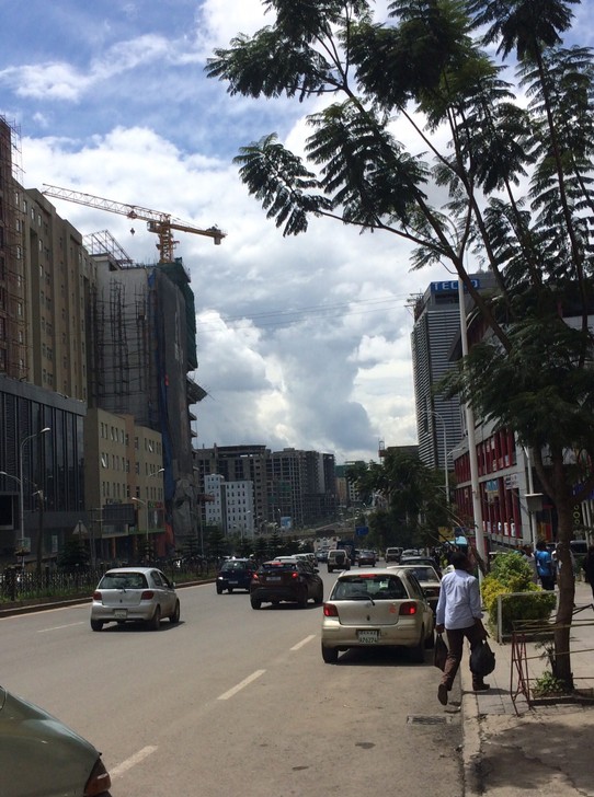 Äthiopien - Addis Abeba - Bole Road, die neue ‚Prachtstrasse‘ zum Flughafen, an der auch die Touristenhotels liegen.