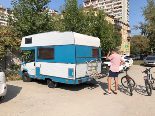 Russland - Moskau - In Moskau kostet es überall zu Parken an den Straßen. Zum Glück haben wir mit Hilfe eines Locals eine App gefunden auf der kostenlose, versteckte Parkplätze zu finden waren.
