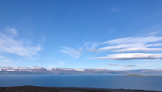 Island - Súðavíkurhreppur - Und wieder der Blick auf das schneebedeckte Snæfjallaströnd.