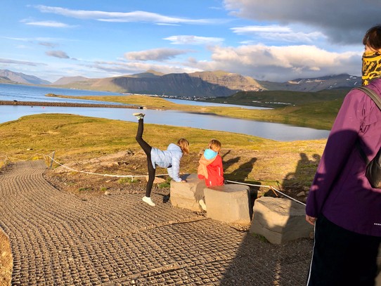 Island - Grundarfjarðarbær - Die Mädels suchen sich längst spannendere Dinge, als einen ollen Berg anzuschauen... 😂😂
