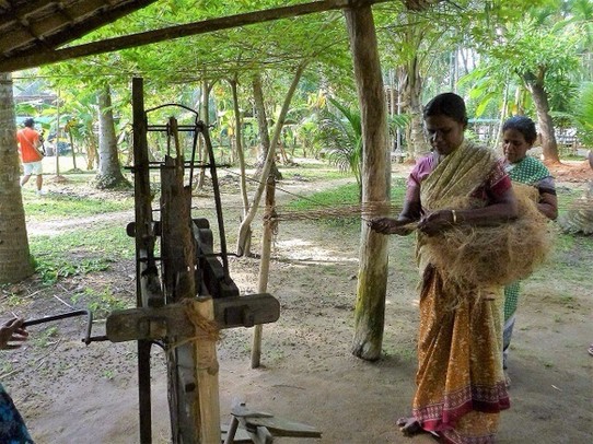 Indien - Kochi - Das verspinnen der Kokoswolle 