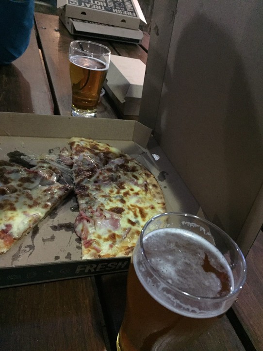 Australien -  - Abendessen vom Feinsten. Pizza mit Pale Ale (Bier). Und das bei 10 Grad. Uns ist kalt. 