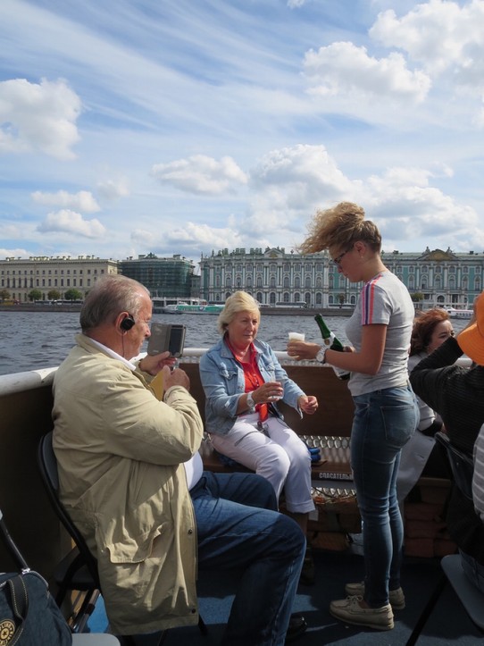 Russland - Sankt Petersburg - Krimsekt für die Passagiere