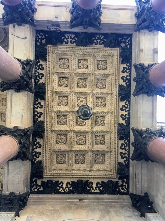 Russia - Moscow - Osupljiv strop na vhodu St. Isaac Cathedral