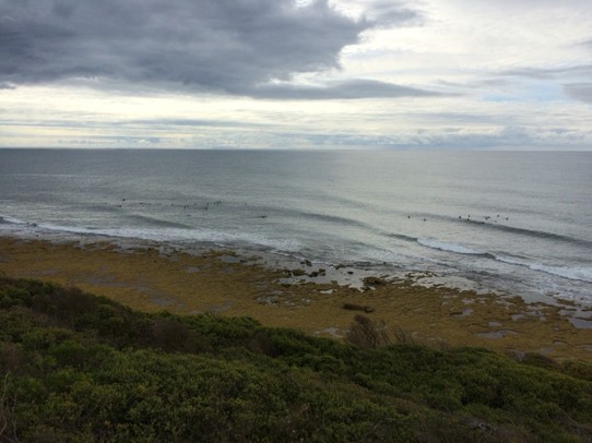Australien - Torquay - Der "weltberühmte" Bells Beach - tatsächlich tummeln sich die Surfer